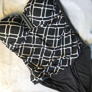 BLK/WHT One Piece, Sz8.                   20-39NIX